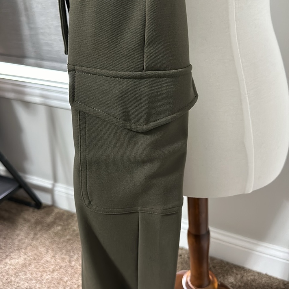 Express army green cargo pants with cinched ankles. Size 6R - Picture 5 of 6